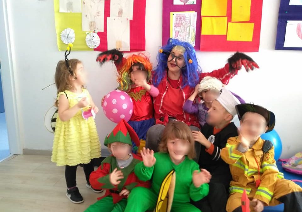 Naša ekipica s odjela vrtića jutros je uživala u maskembalu. Radost, kostimi, ples, pjesma…? ? ?