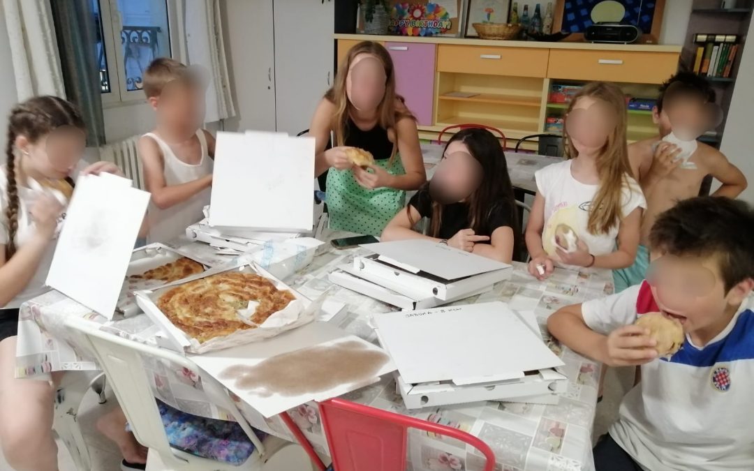 Piterija Mata iz Podstrane u ime donatora Tonija Pušića donijela nam je veliki broj pita