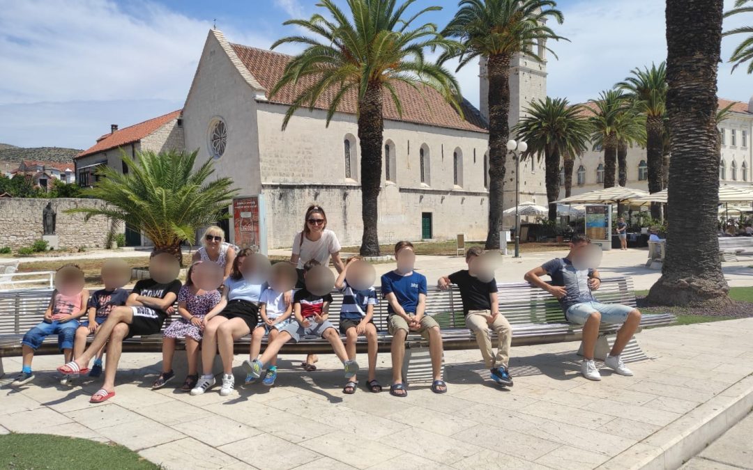 Ekipa iz podružnice Miljenko i Dobrila u šetnji Trogirom