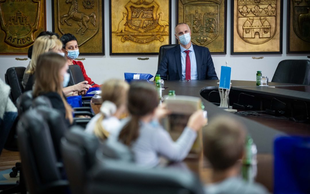 Djeca “Maestrala” razgledala izložbu u Banovini i družila se s gradonačelnikom.