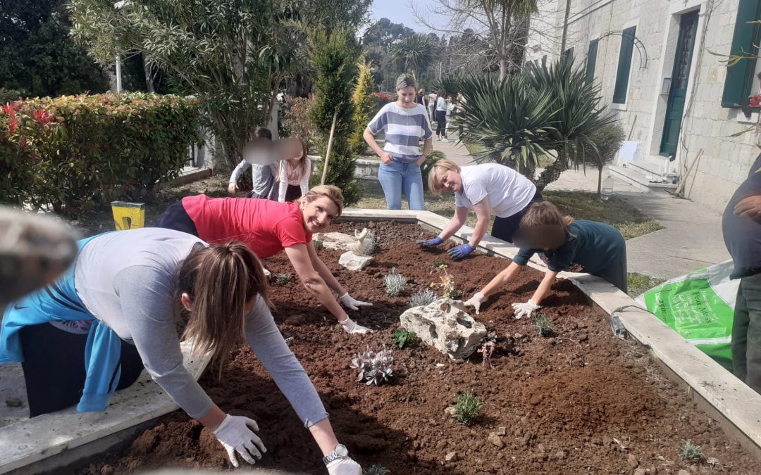 Predivnu subotu iskoristili smo za uređenje vrta u podružnici