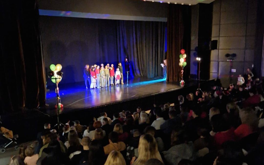 Božićna priredba. Divno je biti nekome nešto…